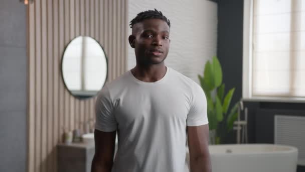 Porträt Glücklich Afroamerikaner Mann Ethnischen Hipster Kerl Morgen Hygiene Pflege — Stockvideo