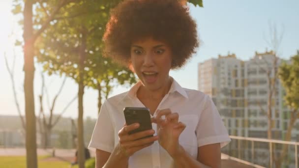 Щаслива Афроамериканська Ділова Жінка Насолоджується Успіхом Мобільного Телефону Вигравайте Міський — стокове відео