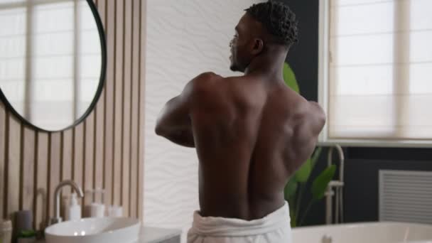 Africano Americano Étnico Homem Feliz Despreocupado Muscular Cara Dançando Casa — Vídeo de Stock