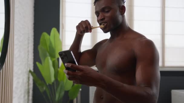 Afroamerykanin Goły Wielorasowy Mężczyzna Facet Mycie Zębów Szczoteczką Zębów Rano — Wideo stockowe