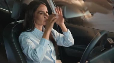 Öfkeli sürücü kadın direksiyona çarptı kızgın beyaz kadın endişelendi trafik sıkışıklığı iş başarısızlığı araba kazası kayıp kız araba kazası