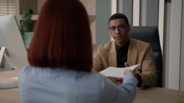İş yerindeki Afro-Amerikalı işadamı ve iş kadını iş teklifini reddediyor. Finansal belgeler reddediliyor. İşsiz müvekkil reddediliyor.