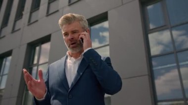 Öfkeli, agresif, bağıran, çılgın, yaşlı iş adamı tartışan, anlaşmazlık çıkaran, konuşan, cep telefonlu, sinirli, Kafkasyalı, bağıran, yanlış anlaşılma çağrısı yapan bir iş adamı.