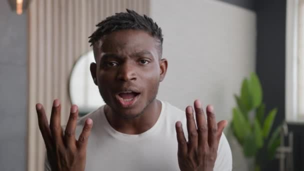 Webcamビュー不満のアフリカ系アメリカ人男性インフルエンサーのブロガー男性フィットネストレーナーは 家庭の浴室で怒って話す問題解決紛争ストレスの誤解を論じる — ストック動画