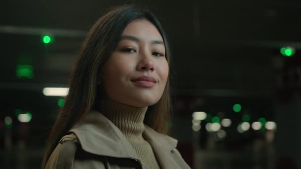 肖像画 アジアの 中国の幸せな女性 エスニック 笑顔の喜びの少女 美しい豪華な韓国人 日本の女性 ビジネスマン 起業家 暗い車の駐車場で — ストック動画