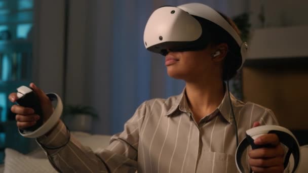 Afro Amerikaanse Vrouw Spelen Virtual Reality Spel Thuis Avond Entertainment — Stockvideo
