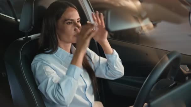 Sfrustrowany Stres Wściekły Kierowca Kobieta Uderzył Kierownicy Samochodu Podrażniony Zły — Wideo stockowe
