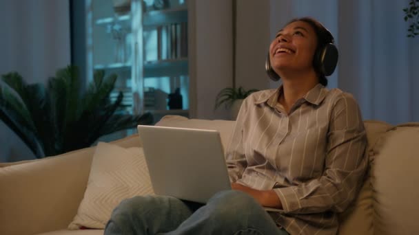 Uśmiechnięta Afroamerykanka Etniczna Dziewczyna Oglądać Śmieszne Filmy Słuchawkach Używać Laptopa — Wideo stockowe