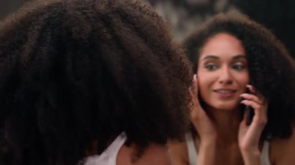 Mulher Afro Americana Bonita Feliz Sorrindo Menina Olhando Espelho Reflexão — Vídeo de Stock