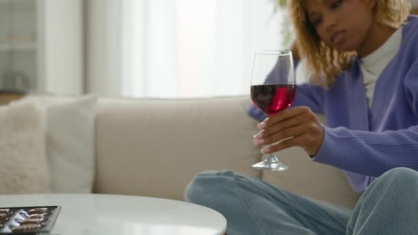 Alkoholfüggő Alkoholista Tesz Üveg Vörösbor Asztalra Elutasítja Ital Függőség Elmélkedő — Stock videók