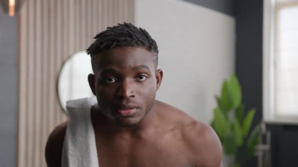 Afroamerikaner Gesichtspflege Rasierter Bart Feuchtigkeitsspendende Gesichtshaut Blick Auf Kamera Männliche — Stockvideo