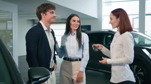 Mutlu Gülümseyen Müşteriler Beyaz Bir Çift Yeni Bir Araba Satın — Stok video