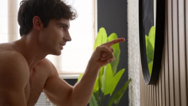 Kafkasyalı Kendine Güvenen Bir Adam Banyo Aynasında Yansıyan Yansımaya Bakıyor — Stok video