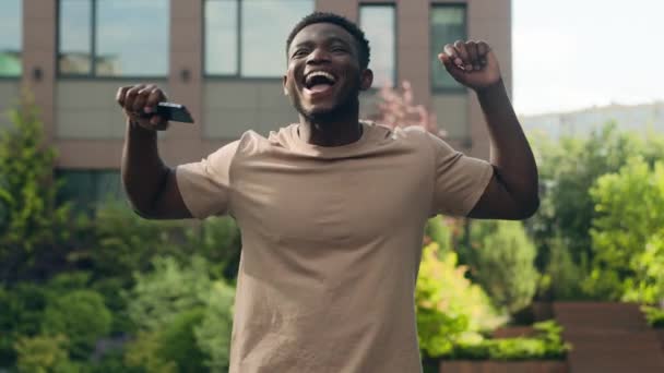 성공적인 즐거운 아프리카계 미국인 스마트 우승자 도시에서 행운의 챔피언 — 비디오