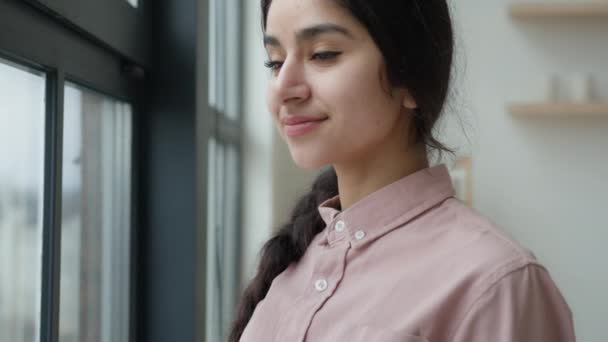 Drömmande Arabiska Indiska Kvinna Etnisk Flicka Kvinnlig Koppla Tittar Fönstret — Stockvideo
