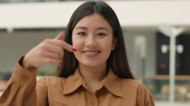 日本の中国の韓国人女性を笑顔にするアジアの女性を閉じる ビジネスマンは 携帯電話のジェスチャーをしているカメラに指を指差す あなたは電話の連絡先番号を呼び出す会話の提案を私に呼び戻す — ストック動画