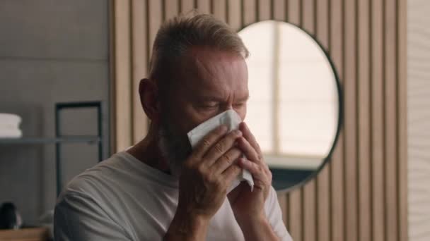 Viejo Caucásico 60S Hombre Enfermo Casa Cuarto Baño Estornudo Limpiar — Vídeos de Stock