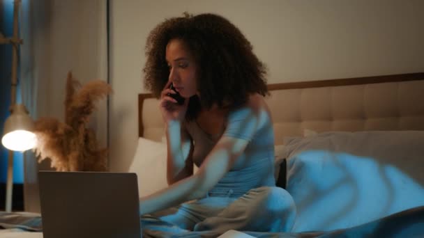 Angry Afroamerykanka Businesswoman Pracuje Domu Łóżko Laptopem Papiery Mad Talk — Wideo stockowe