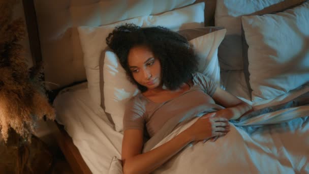 Młoda Irytująca Kobieta Drzemie Śpiąca Przytulnym Łóżku Noc Sypialnia Irytująca — Wideo stockowe
