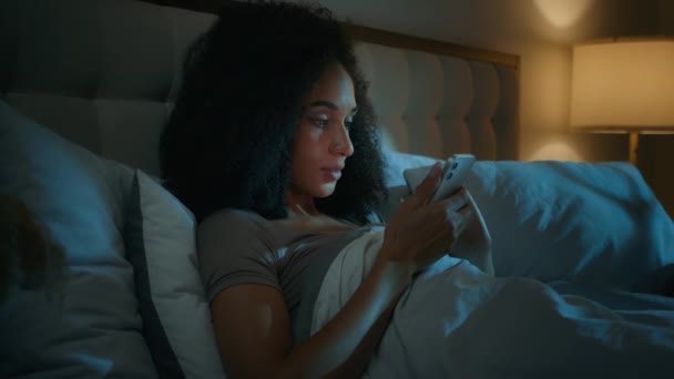 Афроамериканская Молодая Женщина Девушка Лежит Спальне Темная Ночь Бессонница Гаджет — стоковое видео