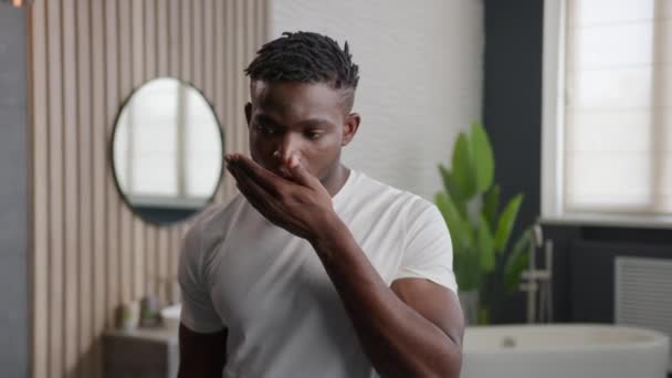 Afroamerikaner Traurig Mann Mit Üblem Gestank Geruch Nicht Frisch Atmung — Stockvideo
