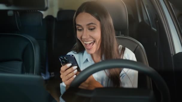 コーカサス ビジネスウーマン 幸せな興奮する女ビジネス 成功した勝者女性ドライバー 車の自動車勝利の携帯電話の成功の勝利を勝ち取る自動スマートフォンは喜びの賞を勝ち取ります — ストック動画