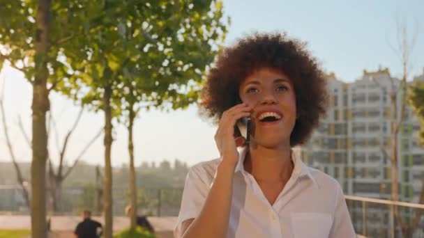 Feliz Sonriente Mujer Afroamericana Hablando Teléfono Móvil Sonrisa Riendo Caminando — Vídeos de Stock