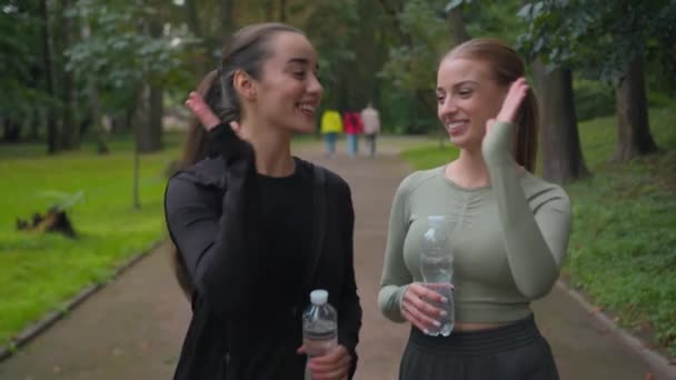 Mujeres Felices Mujeres Caucásicas Chicas Traje Deportivo Caminar Parque Deportistas — Vídeos de Stock