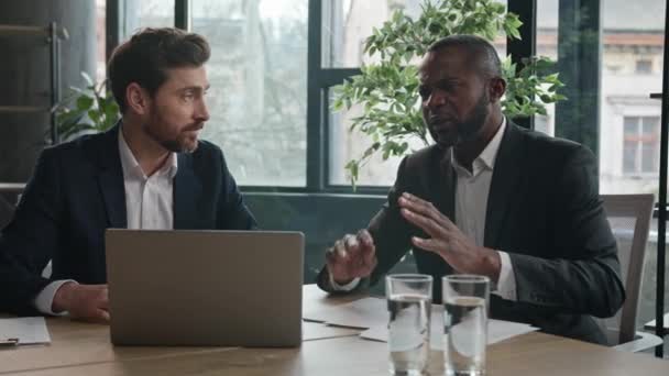 Deux Partenaires Diversité Entreprise Travailleurs Entreprise Entreprise Discuter Négociation Heureux — Video