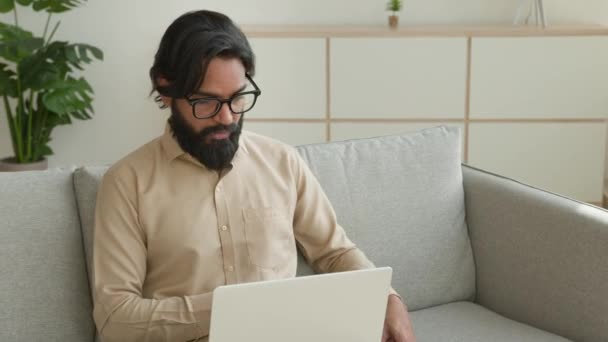 Арабський Етнічний Бізнесмен Працює Інтернеті Ноутбуком Втомився Напружений Індійський Виснажений — стокове відео