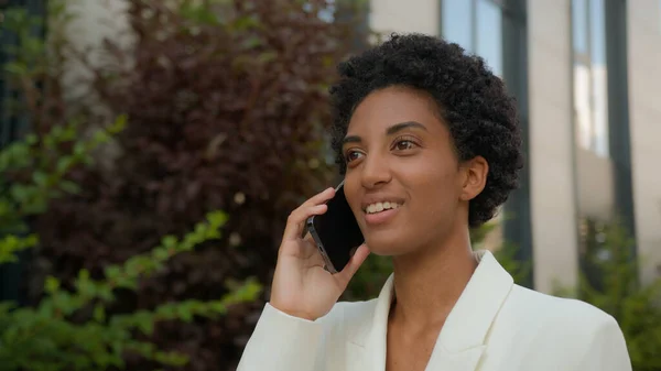 Centrum Utomhus Glad Leende Afroamerikansk Kvinna Företag Kvinnlig Arbetsgivare Entreprenör — Stockfoto