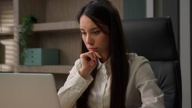 Düşünceli, ciddi, beyaz, ofis çalışanı, düşünceli, kafası karışık, kadın işveren, dizüstü bilgisayarlı, iş kadını, iş kadını, bilgisayar zorluklarıyla uğraşmayı düşünüyor.