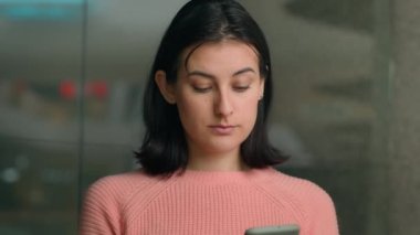 Alışveriş merkezinde akıllı telefon kullanan çok ırklı bir kadın. Sosyal medya telefonunda sörf yapan, internetten sohbet mesajları alan bir kız. İş kadını ofisteki akıllı telefona bakıyor