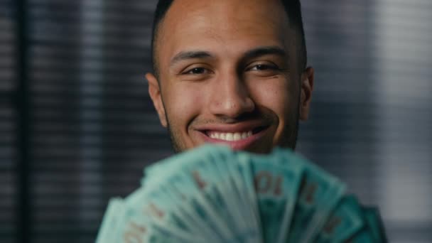 Lächelnd Reich Afrikanisch Amerikanisch Mann Geschäftsmann Investor Gewinner Glücklich Über — Stockvideo