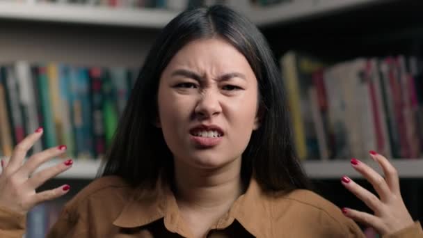 Furieux Furieux Stressé Asiatique Femme Crier Irritée Émotion Dans Université — Video