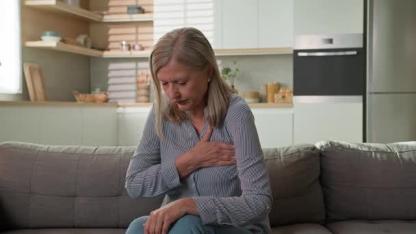 成熟した 不健康な慎重な退職女性祖母 鋭い胸の痛みを感じる 心臓発作 単独で苦しんでいる 家庭の高齢女性 健康問題 心臓病 医療コンセプト — ストック動画