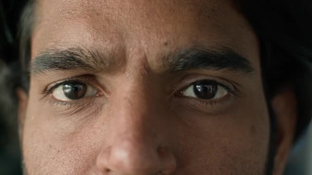 エクストリームマクロクローズアップビュー部 男性の顔茶色の目 深刻な不幸な民族性 カメラの視力問題を見ている眼科手術レーザービジョン補正眼科サービスレンズコンセプト — ストック動画