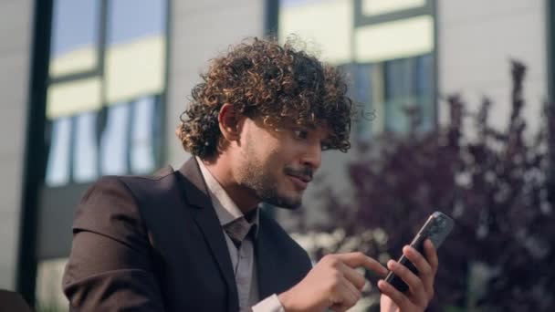 Hiszpanie Szczęśliwy Podekscytowany Zdumiony Indyjski Biznesmen Raduje Się Telefon Komórkowy — Wideo stockowe