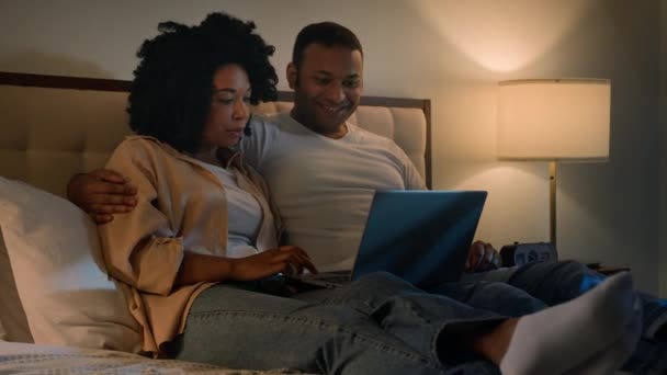Mutlu Afro Amerikan Ailesi Evli Karı Koca Geceleri Internette Bilgisayardan — Stok video