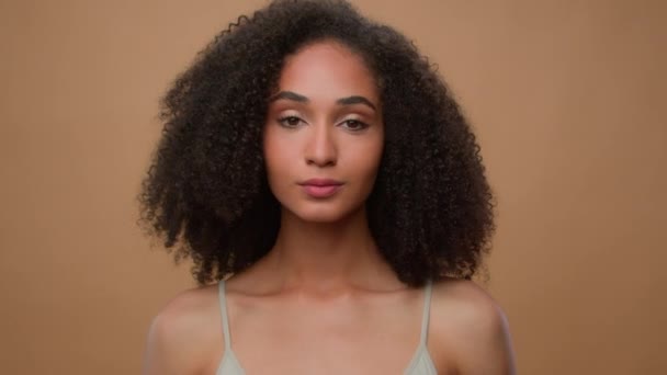 Porträt Studio Beige Hintergrund Werbekulisse Werbung Attrappe Bis Schöne Afroamerikanerin — Stockvideo