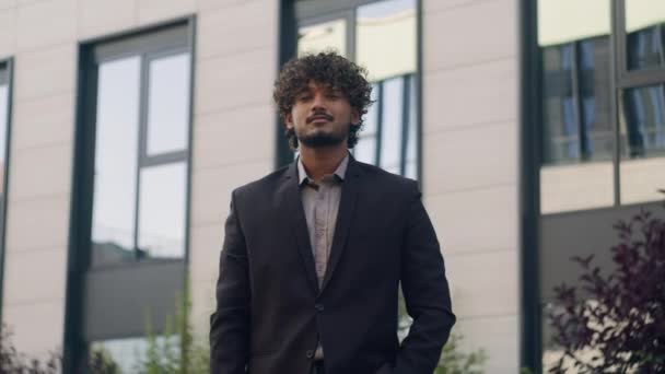 Talet Arabiska Företag Arbetsgivare Tusenårig Indisk Man Entreprenör Glad Framgångsrik — Stockvideo