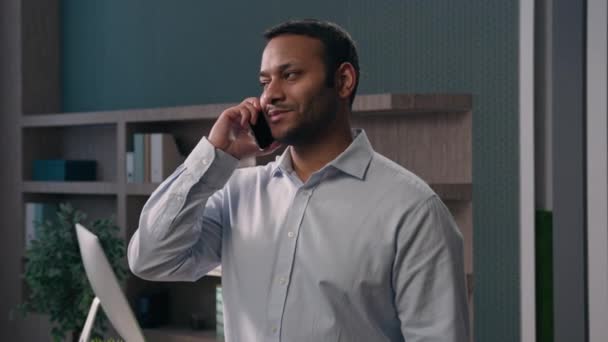 Etnico Arabo Indiano Uomo Affari Parlando Telefono Cellulare Ufficio Imprenditore — Video Stock