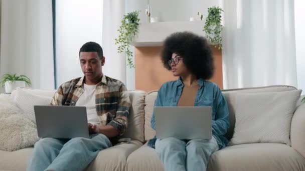 Verveelde Afro Amerikaanse Trieste Vrouw Zoek Naar Echtgenoot Man Internet — Stockvideo