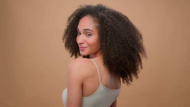 Portret Studio Beige Achtergrond Adverteren Mooie Gezonde Afro Amerikaanse Vrouw — Stockvideo