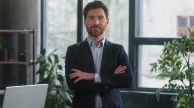 Başarılı gülümseyen beyaz iş adamı, kollarını çapraz bağlamış, kendine güvenen iş adamı erkek lider CEO yönetici şirket patronu kameraya bakıyor.