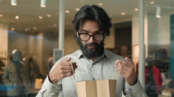 Zaskoczony Szczęśliwy Szczęśliwy Indianin Mężczyzna Mężczyzna Facet Kupujący Zadowolony Klient — Wideo stockowe