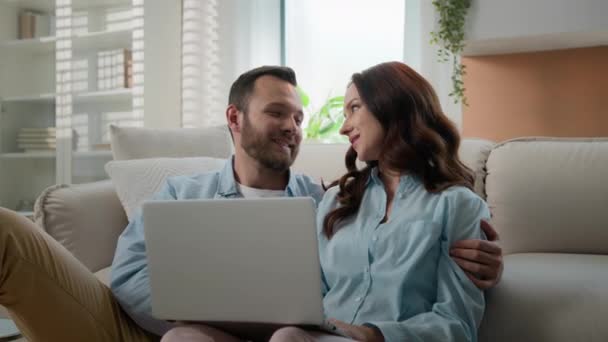 Glückliche Kaukasische Ehepaar Mann Frau Gespräch Diskutieren Lösung Online Shopping — Stockvideo