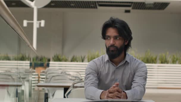 Frusztrált Depressziós Reménytelen Aggódó Indiai Férfi Kávézóban Gondolkodás Félre Szomorú — Stock videók