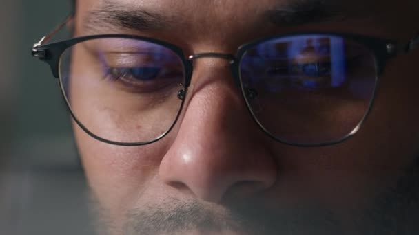 Närbild Affärsman Glasögon Som Arbetar Med Data Krypto Analysera Beskärda — Stockvideo