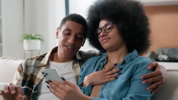 Афро Американская Пара Дома Используя Мобильный Телефон Покупок Онлайн Семья — стоковое видео